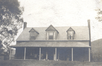 Click to enlarge Une photographie de l’auberge Woodman À la fin des années 1800.
