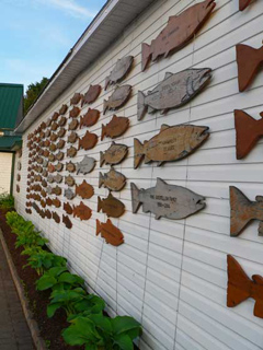 Click to enlarge Plaques en forme de saumon à l’extérieur du musée.